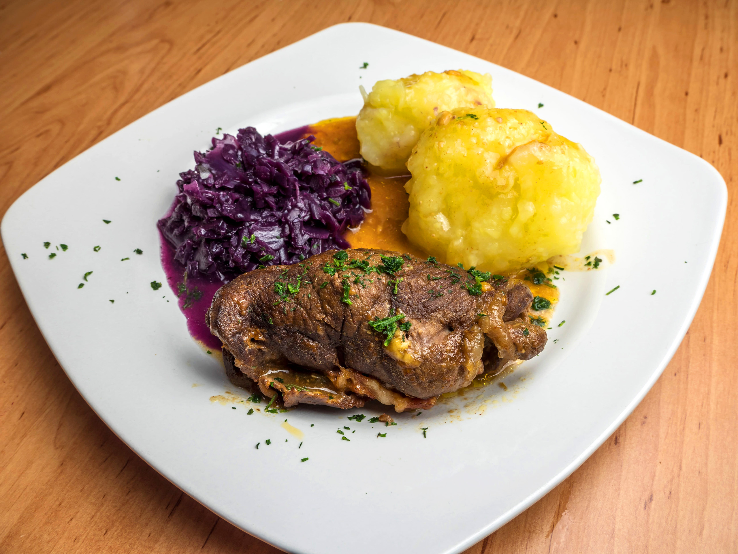Rinderrouladen mit Rotkohl und Kartoffeln