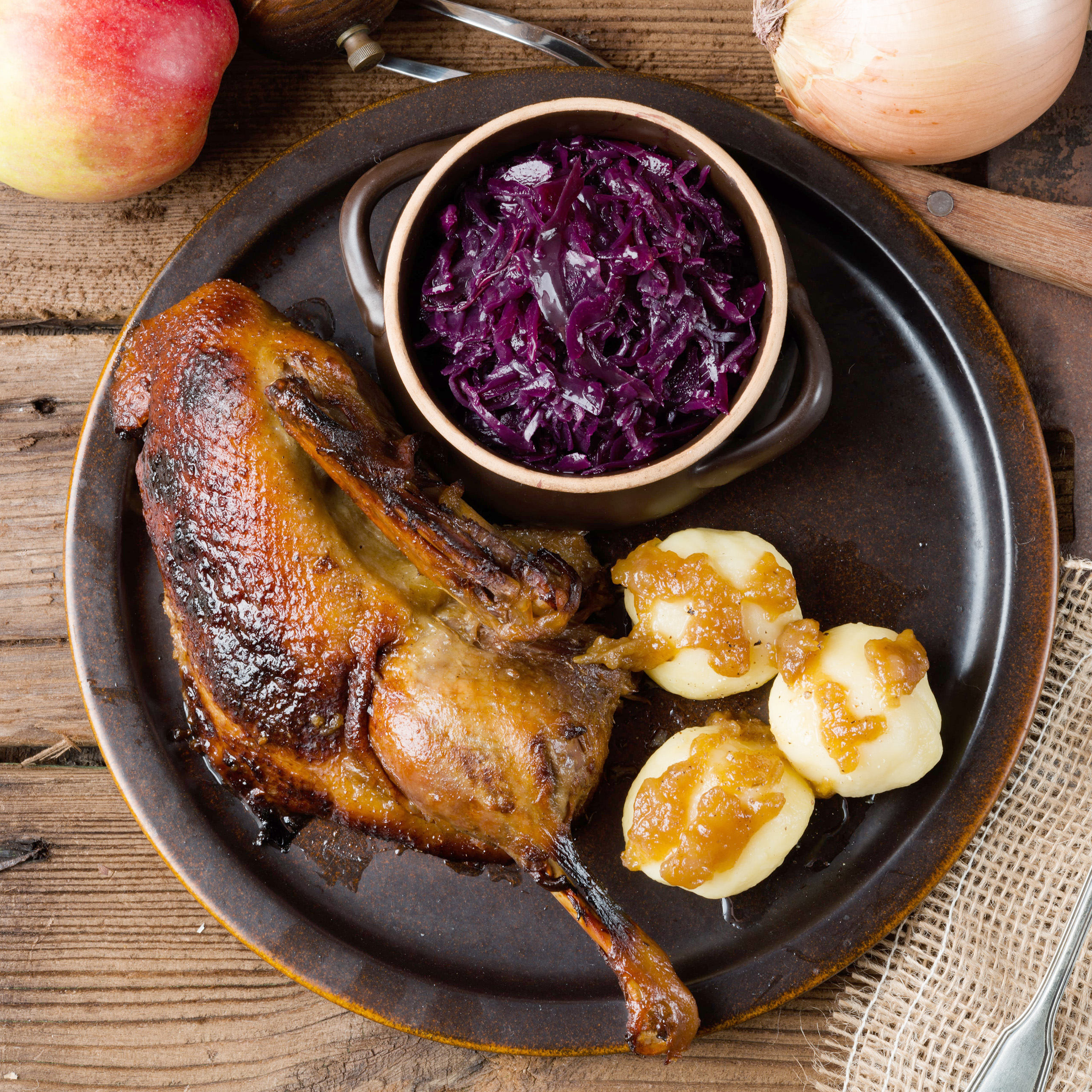 Halbe Ente mit Rotkohl und Kartoffelklößen